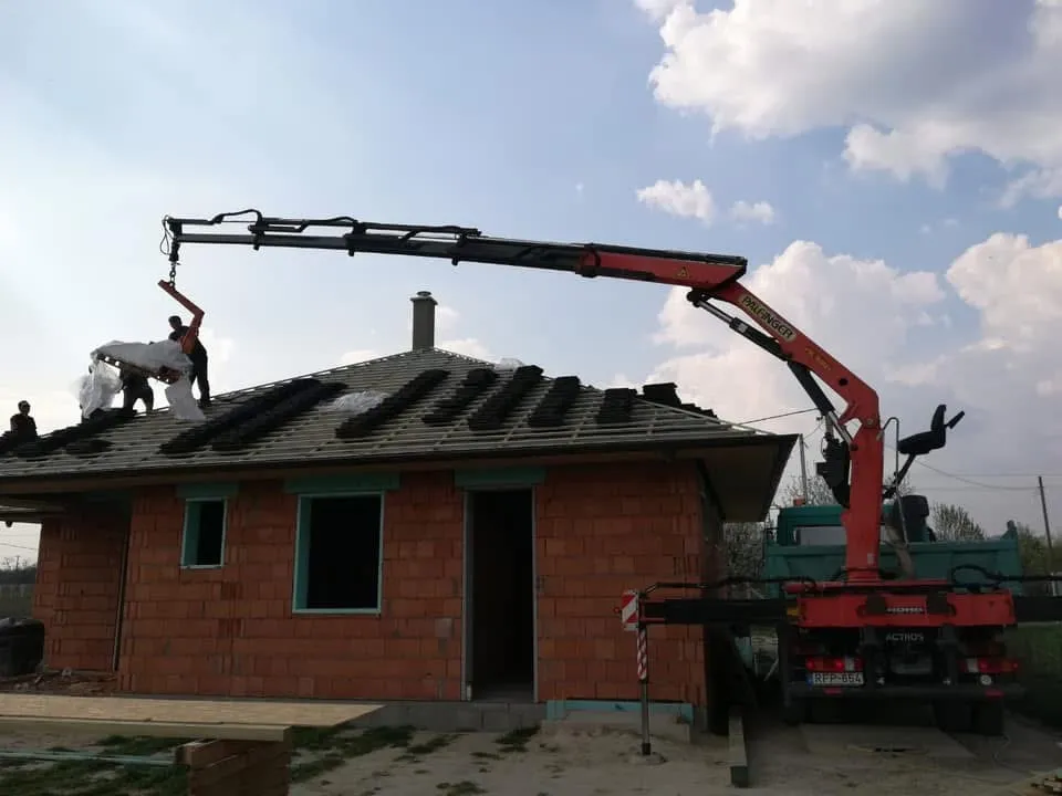 Teherautóra szerelt fardaru családi ház tetőszerkezeténél
